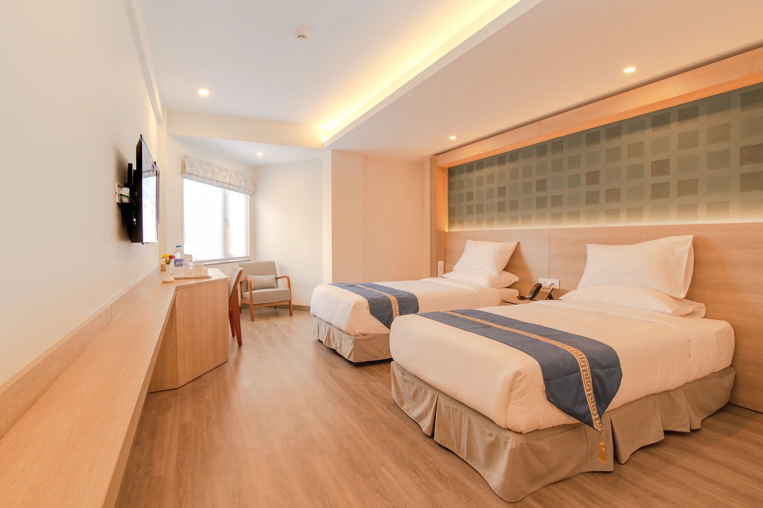 Deluxe Twin Room with Two Single Beds, Hardwood Accents, and Mountain Natural Light